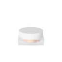 Vaso quadrato traslucido contenente la cipria in polvere levigante Cipria in Polvere Levigante, con coperchio bianco.