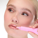 Rimpolpare, curare e nutrire le labbra con la lip care: i benefici di acido ialuronico e peptidi