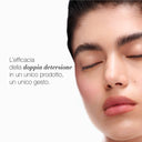 Un primo piano di una persona con la pelle liscia e gli occhi chiusi. Il testo in italiano a sinistra recita: “L’efficacia della doppia detersione in un unico prodotto, un unico gesto. La Crema In Mousse Struccante rende la tua routine di bellezza ancora più semplice ed efficace.”.