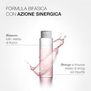 Un flacone di Struccante Bifasico Istantaneo con una spruzzata di liquido rosa, caratterizzato dall'etichetta che ne sottolinea l'azione bifasica istantanea, in grado di rimuovere efficacemente il trucco waterproof e di eliminare le impurità e i residui di smog. Il testo in italiano sulla confezione evidenzia l'azione sinergica e i benefici detergenti del prodotto, sottolineando l'efficacia della sua formula a base di acqua micellare.