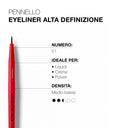 Pennello eyeliner alta definizione 51 in rosso su sfondo bianco, con dicitura che ne specifica l’utilizzo per prodotti liquidi, creme e polveri a densità medio-bassa. Le setole a punta affusolata garantiscono un’applicazione precisa dell’eyeliner. Il livello di densità è indicato da quattro cerchi su cinque.