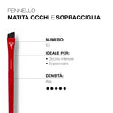 Un pennello da trucco rosso angolato denominato “Pennello matita area occhi e sopracciglia 53” di Diego dalla Palma, progettato con un’alta densità 5 punti per definire le sopracciglia e la palpebra inferiore. Questo pennello obliquo è perfetto per sfumare la matita occhi ed è raffigurato su uno sfondo bianco con testo in nero e grigio.