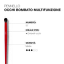 Viene mostrato un pennello da trucco rosso contrassegnato con il numero 57, denominato "Pennello area occhi bombato multifunzione 57". Questo pennello multifunzionale per ombretto, di media densità, è ideale per il trucco degli occhi e perfetto per un'applicazione precisa dell'ombretto. Il testo è in italiano su sfondo bianco.