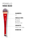 The Pennello viso duo 61 is a red makeup brush labeled in Italian, designed for use with liquids, creams, and face powders. This versatile brush works seamlessly as both a pennello fondotinta and a pennello correttore. Its density is rated between medium-high and high, represented by four out of five filled circles.