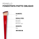 Viene mostrato un pennello da fondotinta piatto obliquo rosso — il Pennello fondotinta piatto obliquo 62 — con una didascalia che ne evidenzia le caratteristiche: ideale come pennello per il trucco del viso per prodotti liquidi, in crema e in polvere. Questo pennello da fondotinta ad alta densità vanta inoltre una valutazione di 5 stelle.