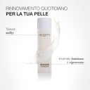 Una bottiglia bianca di Tonico-latte Rinnovatore di Diego dalla Palma è raffigurata circondata da una spruzzata di liquido lattiginoso. Il testo in italiano ne sottolinea i benefici per il rinnovamento quotidiano della pelle, descrivendone la consistenza lattiginosa e promettendo “pelle luminosa e rigenerata”. Ideale come tonico viso idratante per una pelle splendente ogni giorno.