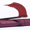 Un tubetto color bordeaux di Obsessed With You - Mascara Effetto Panoramico di Diego dalla Palma, con lo scovolino appoggiato sulla parte superiore e una spessa striscia di mascara color bordeaux intenso in risalto su uno sfondo bianco: perfetto per un look naturale e ciglia incurvate.