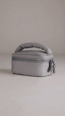 <p><H4>POCHETTE IN REGALO</H4> <p>Con una spesa di 49€ sulla nuova linea skincare</p></p>