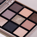 Un primo piano della Nuda Essential - Palette Occhi, con nove matite quadrate nei toni del nudo, del marrone, dell'oro, del rosa e dell'argento scintillante, ideali per creare look occhi versatili e pigmentati con finiture sia neutre che scintillanti.