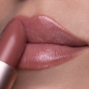 Primo piano di una persona che applica Protect My Lips - Balsamo Labbra Protettivo Spf50+, rivelando una tonalità rosa nude lucida con texture liscia e finitura lucida per labbra nutrite e protette dal sole.