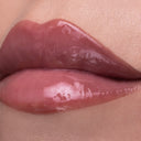 Close-up of glossy, pink lips with a smooth, shiny finish—enhanced by Peptize My Lips Burro Labbra con Peptidi Volumizzante Idratante for an irresistibly soft and hydrated effect.