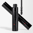 Un tubetto nero di Mascara Ciglione sta in piedi con un altro dietro. La bacchetta con le setole è in alto e un piccolo cuore rosso decora il tubo. Perfetto per dare volume e definizione, il tutto su uno sfondo bianco.