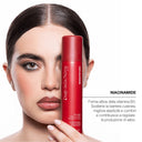 A person holding a red Makeupstudio - Fissatore Trucco Lunga Tenuta in front of their face, next to text describing the benefits of niacinamide.