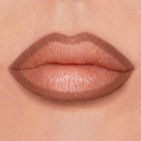Primo piano delle labbra truccate con un rossetto lucido color nude, delineate con una tonalità più scura di Plumpfill My Lips - Matita Labbra Effetto Volume. L'incarnato chiaro esalta le labbra leggermente socchiuse, che si distinguono per una texture liscia e un contorno ben definito, creando un effetto rimpolpante irresistibile.