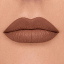 Primo piano delle labbra con rossetto marrone opaco e omogeneo su una carnagione chiara. Le labbra ben definite e simmetriche sono valorizzate dall’uso di Plumpfill My Lips - Matita Labbra Effetto Volume, che ne esalta il volume e mette in risalto il colore e la consistenza del rossetto.