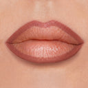 Primo piano delle labbra valorizzate da un rossetto rosa nude e dalla matita per labbra "Plumpfill My Lips - Matita Labbra Effetto Volume", che risaltano sulla pelle liscia e chiara. Le labbra appaiono idratate, con una lucentezza delicata e dall’aspetto naturale sul labbro inferiore, per un effetto filler labbra.