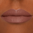 Primo piano delle labbra carnose di una persona, impreziosite da un rossetto opaco dai toni marrone-malva, che si distingue per l’applicazione omogenea e liscia e per la texture naturale della pelle intorno alla bocca. Il look è perfezionato grazie a Plumpfill My Lips - Matita Labbra Effetto Volume, che dona alle labbra un effetto filler voluminoso e garantisce una tenuta confortevole che dura fino a 24 ore.