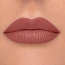 Primo piano delle labbra di una persona che indossa un rossetto opaco color malva. Le labbra appaiono carnose, simmetriche e ben definite sulla pelle chiara, valorizzate da Plumpfill My Lips - Matita Labbra Effetto Volume per un effetto filler labbra e una tenuta a lunga durata di 24 ore.