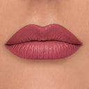 Primo piano delle labbra di una persona, caratterizzate da un colore rosa-malva opaco e omogeneo, ottenuto con Plumpfill My Lips - Matita Labbra Effetto Volume, applicata in modo uniforme per un effetto rimpolpante naturale. La pelle intorno alle labbra appare chiara e luminosa, esaltando l'aspetto delle labbra che risultano più carnose.