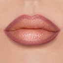 Primo piano delle labbra con rossetto rosa nude e “Plumpfill My Lips - Matita Labbra Effetto Volume” in una tonalità più scura, sfumata delicatamente per un look definito e naturale con effetto filler. La pelle appare liscia, mettendo in risalto le labbra rimpolpate.