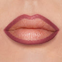 Primo piano delle labbra delineate con Plumpfill My Lips - Matita Labbra Effetto Volume nella tonalità malva, lasciando l'interno delle labbra quasi completamente al naturale. Il trucco crea un look definito e leggermente lucido, con un effetto rimpolpante che mette in risalto la forma delle labbra sulla pelle chiara e liscia.