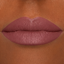 Primo piano delle labbra di una persona che indossa Plumpfill My Lips - Matita Labbra Effetto Volume, in una tonalità malva opaca che esalta la texture liscia e la pelle idratata. L'incarnato da medio a scuro intorno alle labbra accentua l'effetto filler, donando alle labbra un aspetto più pieno e un finish a lunga tenuta di 24 ore che rimane fresco per tutto il giorno.