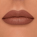 Primo piano delle labbra di una persona dalla pelle liscia e con un rossetto marrone opaco, valorizzate da Plumpfill My Lips - Matita Labbra Effetto Volume per un effetto filler labbra. I dettagli della texture e del colore delle labbra risultano accentuati, garantendo un finish a lunga tenuta di 24 ore.