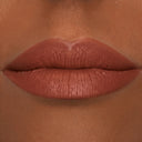Primo piano delle labbra di una persona che indossa un rossetto marrone opaco con effetto filler labbra, che mette in risalto un colore omogeneo e ben steso e la texture naturale della pelle intorno alla bocca. Il look è valorizzato da Plumpfill My Lips - Matita Labbra Effetto Volume, per labbra perfettamente definite e più carnose, che garantisce una tenuta a lunga durata di 24 ore.
