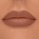 Primo piano delle labbra con rossetto marrone opaco, dall'applicazione omogenea e uniforme. Definite con Plumpfill My Lips - Matita Labbra Effetto Volume per un maggiore volume e un effetto filler labbra, il look è a lunga tenuta 24 ore. L'incarnato è chiaro e le labbra sono al centro dell'immagine.