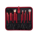 Un set di pennelli da trucco rossi composto da dodici pennelli di varie forme e dimensioni, ciascuno sistemato in modo sicuro in un porta-pennelli elastico nero all’interno di una custodia rossa abbinata con cerniera. Il set Iconic Pro Brush è l’ideale per chiunque sia alla ricerca di pennelli da trucco professionali per ottenere ogni volta un trucco impeccabile.