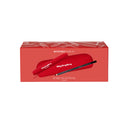 Una confezione rettangolare rossa con la scritta “Kit Mascara - MyToyBoy e Diego dalla Palma Milano” contiene una bustina rossa con la scritta “MyToyBoy” e una matita occhi nera: è il kit di trucco perfetto per valorizzare il tuo look.