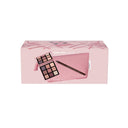 Una confezione rettangolare rosa con la scritta “Kit Occhi”, su cui sono raffigurati la palette Nuda Pink, una matita occhi marrone e una bustina rosa. Sotto è riportato il marchio Diego dalla Palma Milano.