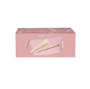 Una confezione rosa con l'etichetta “Kit Lip Treatment” contiene prodotti per le labbra, tra cui una matita volumizzante e un balsamo per labbra che donano maggiore volume alle labbra, oltre a una pochette di Diego dalla Palma Milano raffigurata sulla parte anteriore.