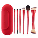 Il set di pennelli “On The Go” comprende sei pennelli da trucco rossi di varie forme, accompagnati da una custodia rossa abbinata, il tutto elegantemente presentato su uno sfondo bianco: un kit di pennelli professionali ideale per la tua routine di bellezza quotidiana o un pratico set di pennelli da viaggio per tenere in ordine i tuoi prodotti essenziali ovunque tu vada.