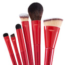 Sei pennelli del set “On The Go Brush Set” con manico rosso, di varie forme e dimensioni, disposti uno accanto all’altro, ciascuno dotato di punte diverse per l’applicazione del trucco. Le setole sono disponibili nei toni del bianco, del nero e del marrone: questo set è quindi perfetto come set di pennelli da viaggio per realizzare look impeccabili ovunque ti trovi.