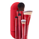 Un set di cinque pennelli da trucco con manico rosso di diverse forme, disposti con eleganza davanti a una custodia rossa abbinata. La scritta “Diego dalla Palma” è stampata sia sui pennelli che sulla custodia, rendendo il set On The Go Brush Set un kit professionale ideale per i viaggi o per l’uso quotidiano.