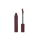Un tubetto di Obsessed With You - Mascara Effetto Panoramico color bordeaux è posizionato in verticale, con l'applicatore a scovolino, su uno sfondo bianco. Il nome del marchio, Diego Dalla Palma, è stampato in verticale sul tubetto. Perfetto per ottenere un look naturale, questo mascara color bordeaux esalta e definisce le ciglia incurvate ad ogni applicazione.