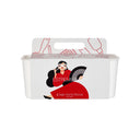Una scatola bianca con un manico, su cui è raffigurata una donna in abito rosso che tiene in mano un ventaglio nero e indossa occhiali da sole. Sul manico sono disegnati accessori di bellezza contornati di rosso, tra cui la spazzola wetdry. Il testo recita: “Diego dalla Palma Milano” e “Estremirimedi l’elisir Kit”. Perfetto per ottenere capelli luminosi e uno stile naturale.