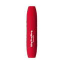 Un tubetto rosso di mascara Mini MyToyBoy, che offre benefici per la crescita delle ciglia, una finitura opaca e un'impugnatura ruvida, è in posizione verticale su uno sfondo bianco.