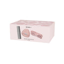 Il kit Be Pure di Diego dalla Palma è contenuto in una confezione rosa chiaro dal design minimalista e moderno, sulla cui parte anteriore sono raffigurati un flacone di detergente struccante in mousse, un dischetto struccante rosa tenue e una fascia per capelli rosa con volant.