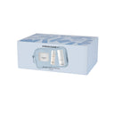 Scatola rettangolare azzurra del kit “Hydrate Please”, dotata di una finestrella trasparente che lascia intravedere tre prodotti bianchi per la cura della pelle — tra cui una crema idratante per il viso — e una bustina trasparente all’interno. Motivi geometrici decorano la parte superiore della scatola, mettendo in risalto i benefici in termini di longevità e luminosità della pelle per la tua routine quotidiana.