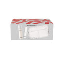 Una confezione “Beautification Kit” contenente due flaconi bianchi e una bustina bianca con chiusura a zip, tutti contrassegnati con le diciture “Beautification Kit” e “Diego dalla Palma Milano” e impreziositi da un motivo geometrico rosso sulla parte superiore. Questo set comprende prodotti essenziali come il Latte Rinnovatore, per un delicato rinnovamento cutaneo, e il Concentrato Essenziale Universale, per una pelle radiosa.