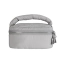 Pochette “Cloudy” grigio chiaro, morbida e di forma rettangolare, con manico superiore imbottito, raffigurata su sfondo bianco. La chiusura con cerniera presenta due tiretti decorati con nappine.