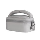 La pochette “Cloudy” è una piccola borsa rettangolare di colore grigio chiaro, dotata di cerniera, con un manico imbottito sulla parte superiore e due tiretti della cerniera con nappine, raffigurata su uno sfondo bianco.