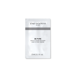 A sachet of Crema in Mousse Struccante sample 2ml on a plain white background.