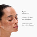A woman with closed eyes displays clear, freckled skin. Italian text emphasizes the rapid absorption, immediate glow, enhanced elasticity, and suitability of Crema Idratante as a hydrating makeup base. The crema gel viso is described as the perfect idratante viso and base trucco. The background is plain white.