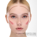 Primo piano di una modella con i capelli biondi sciolti, che indossa FULLFACE SLIM STICK - Matita multiuso in stick viso-occhi-labbra. Usa la tonalità 90 sulle guance e 84 su viso e labbra. Le linee di contorno rosa e beige evidenziano i suoi lineamenti.